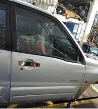 Porta Limpa Dianteira Direita Com Aplique Gm Tracker 2002 Prateado