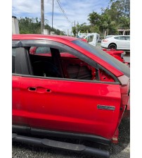 Porta Limpa Com Detalhes Fiat Toro Ultra 2022 Dianteira Dianteira Direita Vermelho